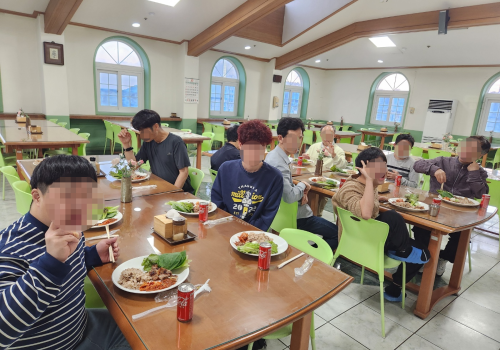 함께 모여 고기 먹자